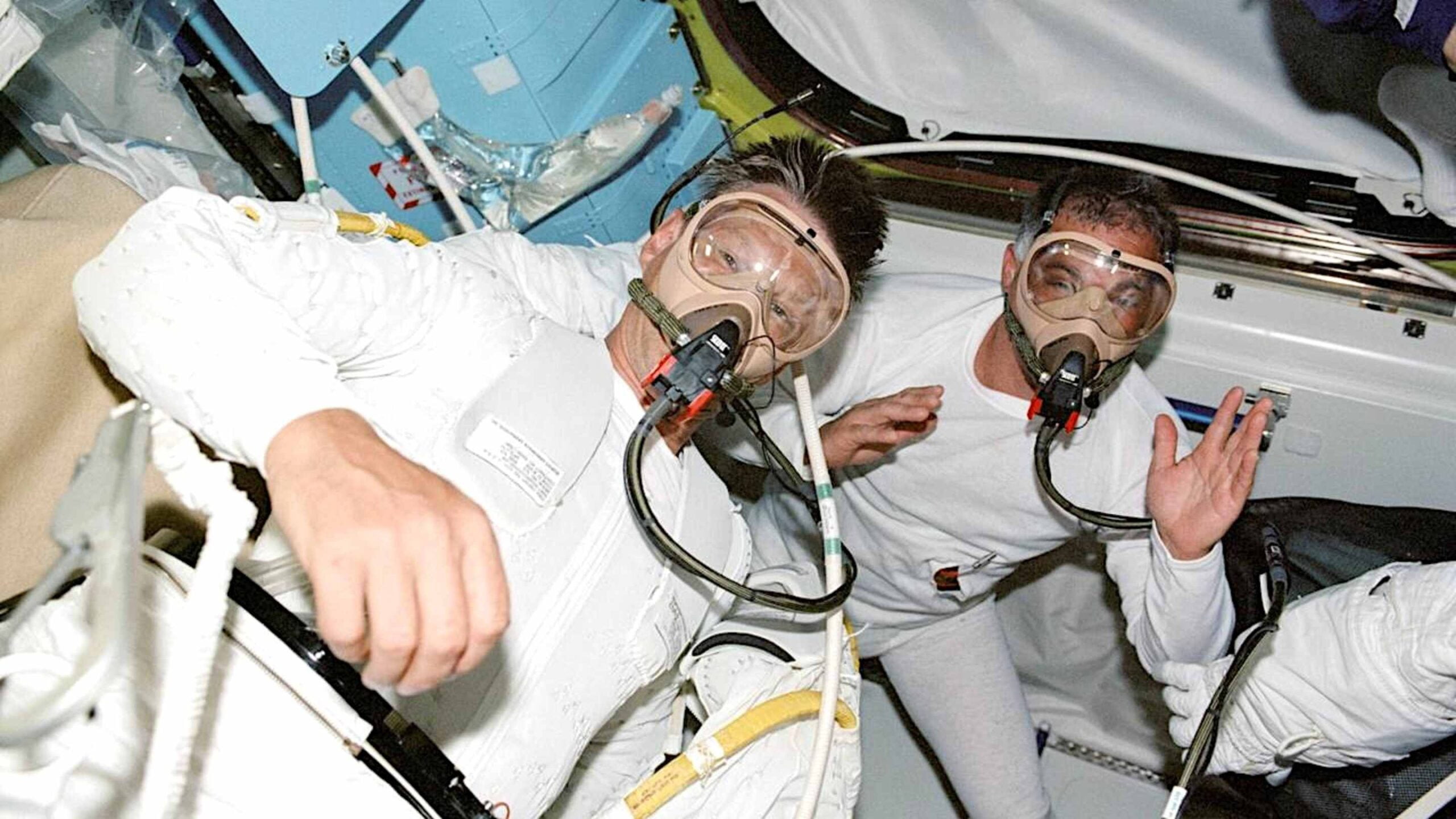 Come Respirano gli Astronauti nello Spazio?

Gli astronauti, mentre si trovano nello spazio, non possono contare sull’aria naturale come facciamo sulla Terra. Per garantire loro un ambiente respirabile, le navicelle spaziali e le