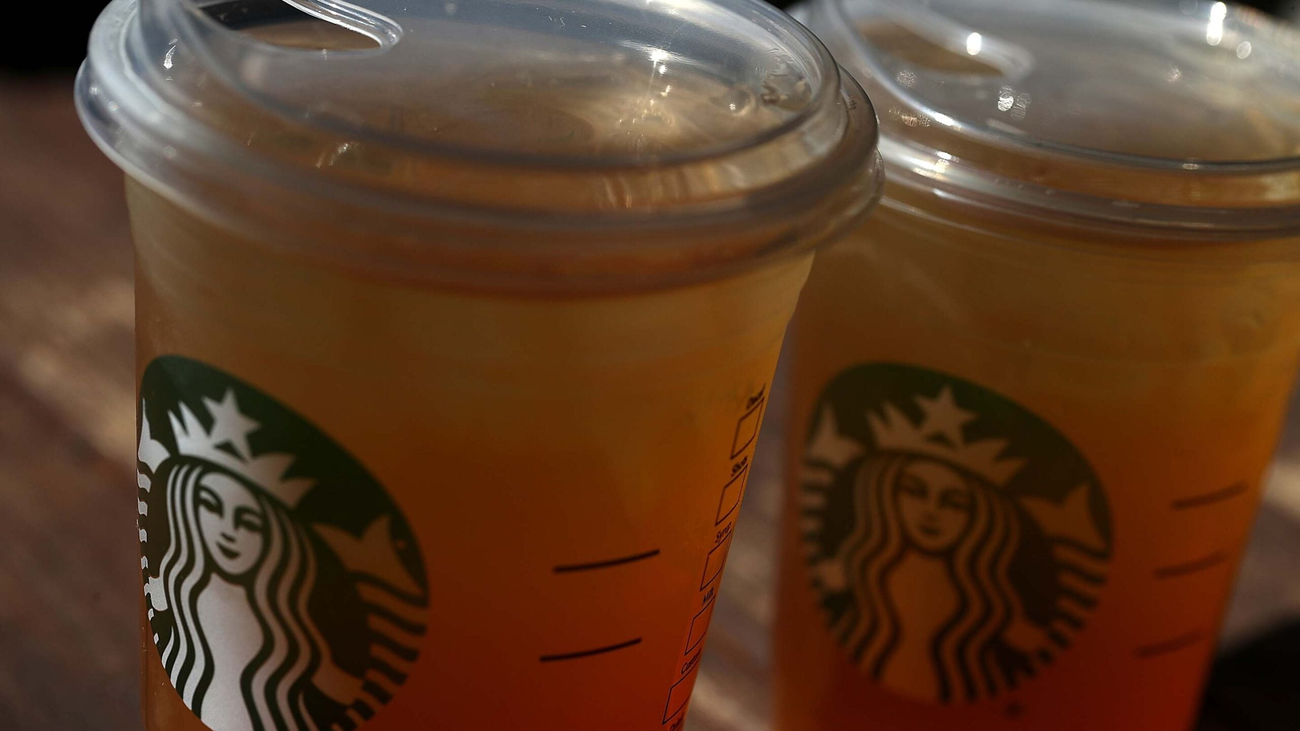 Cosa rappresentano le linee sulle tazze di Starbucks?