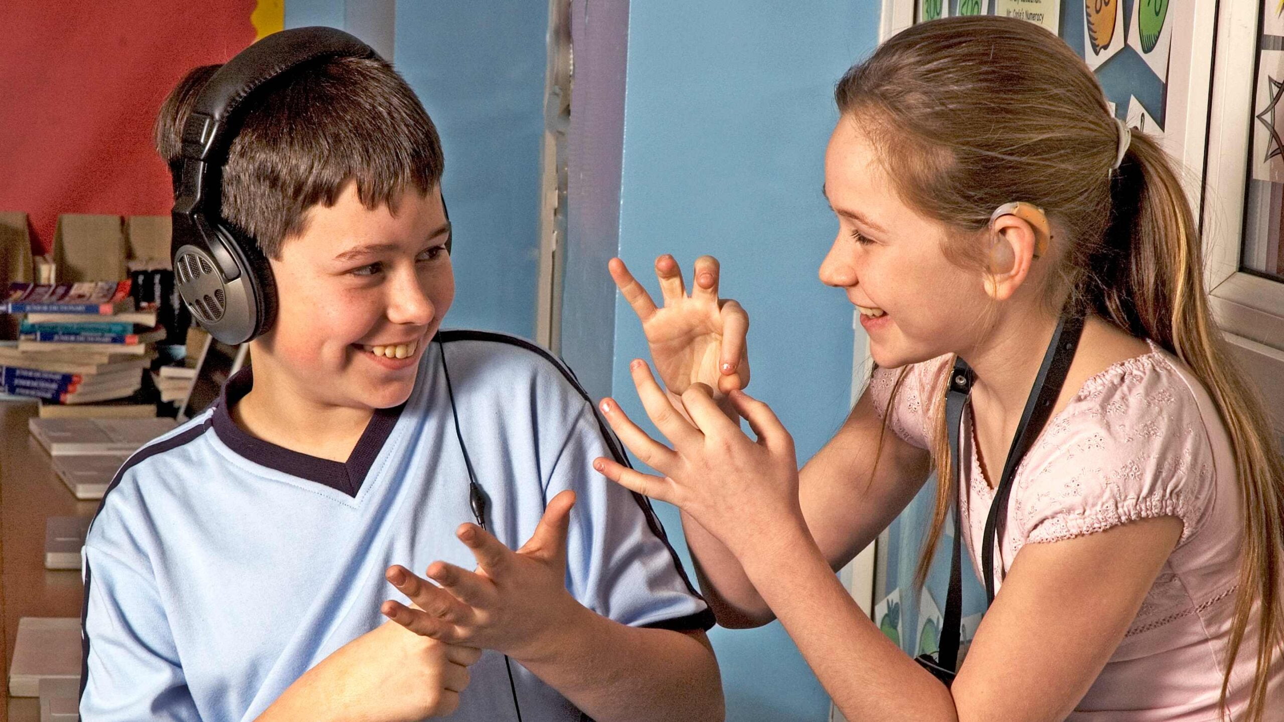 Questo anello intelligente traduce la lingua dei segni in tempo reale.