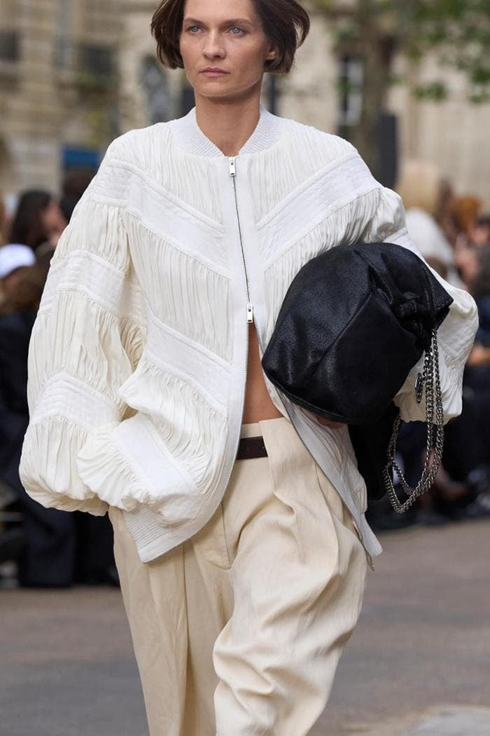 La Chain Bag: l’elemento distintivo che rende unica e alla moda la borsa di questa stagione.