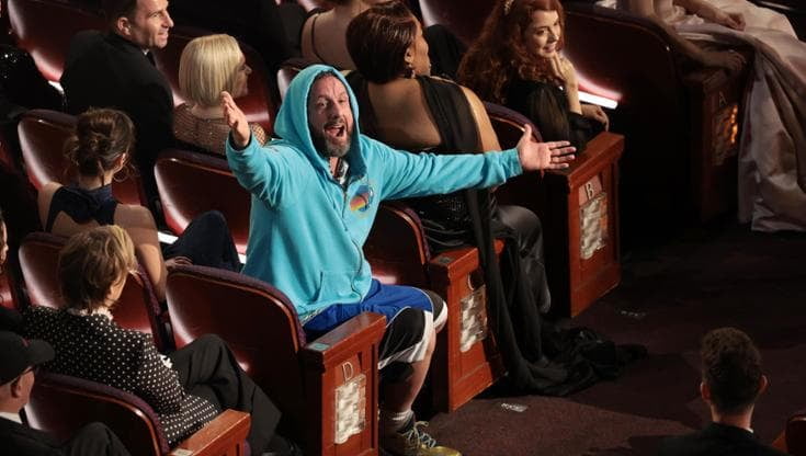 Adam Sandler agli Oscar: la sua felpa diventa un successo e va esaurita in poche ore
