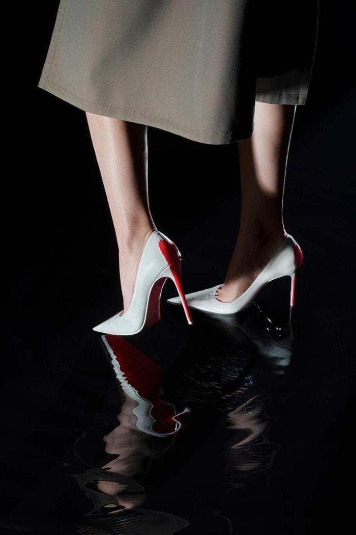 L’ultimo atto di Galliano alla Maison Margiela: la capsule collection di suole rosse in collaborazione con Louboutin.