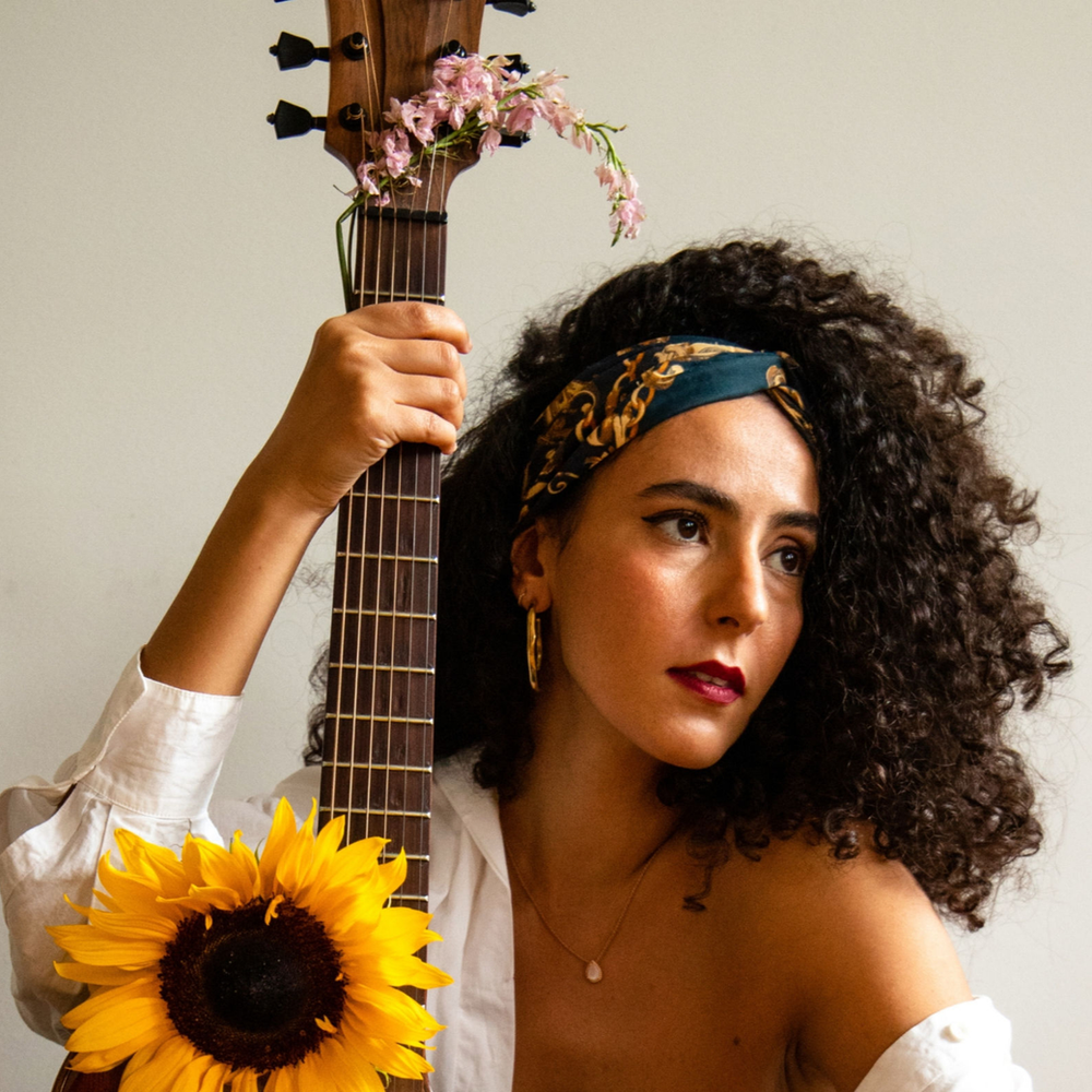 Kenza Chekkouri Libera la Sua Brillantezza Anima con “Set Me Free” in un Ipnotico Debutto che Fonse Generi